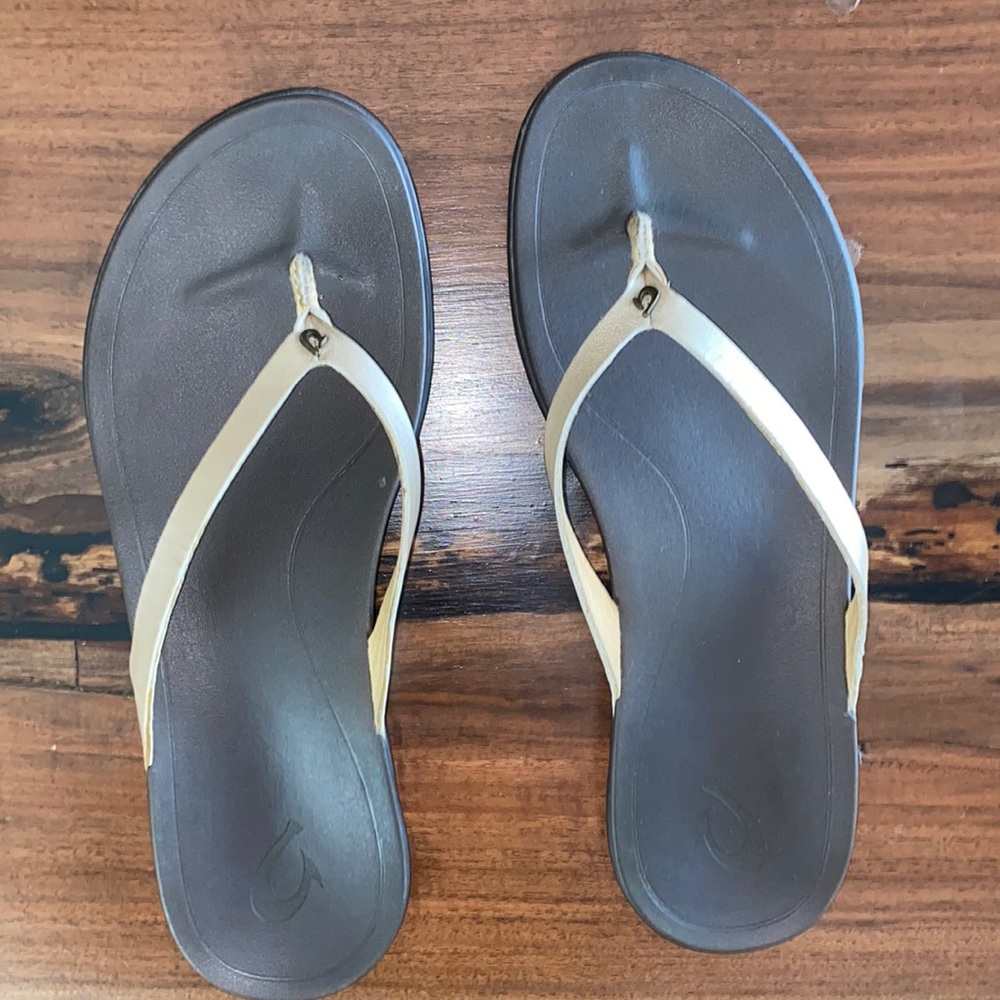 OluKai Ho'opio Leather Flip-Flop (Women's) 🩴 ☀️